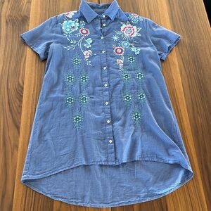 Johnny Was Blue Embroidered Short Sleeved long Blouse size Small